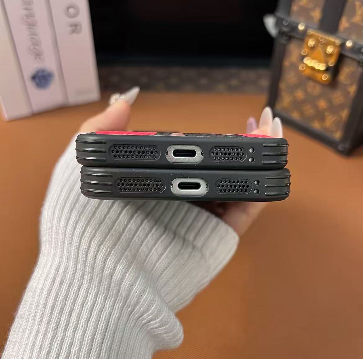 スマホケース  高級感PU 素材  ダブルV  耐衝撃・防振性能に優れ、高級感あふれるスマホケースで、iPhone13~17 に対応