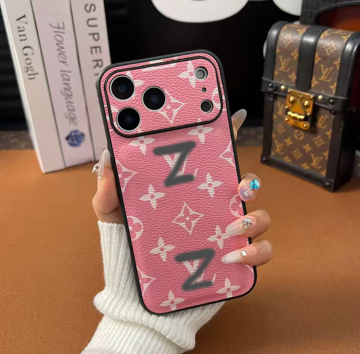 スマホケース  高級感PU 素材  ダブルV  耐衝撃・防振性能に優れ、高級感あふれるスマホケースで、iPhone13~17 に対応