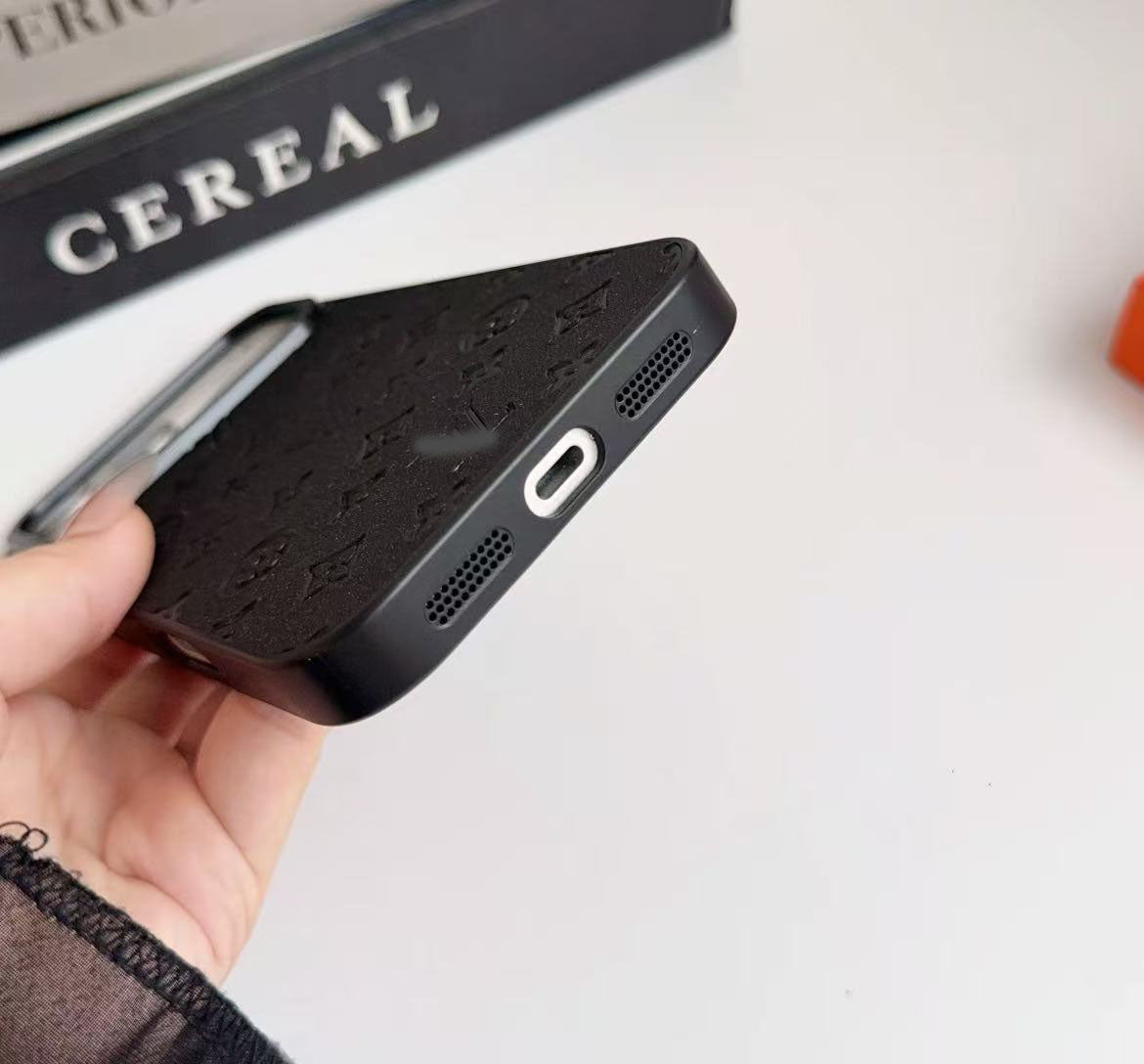 スマホケース  高級感レザー製  ダブルV  耐衝撃・防振性能に優れ、高級感あふれるスマホケースで、iPhone13~17 に対応