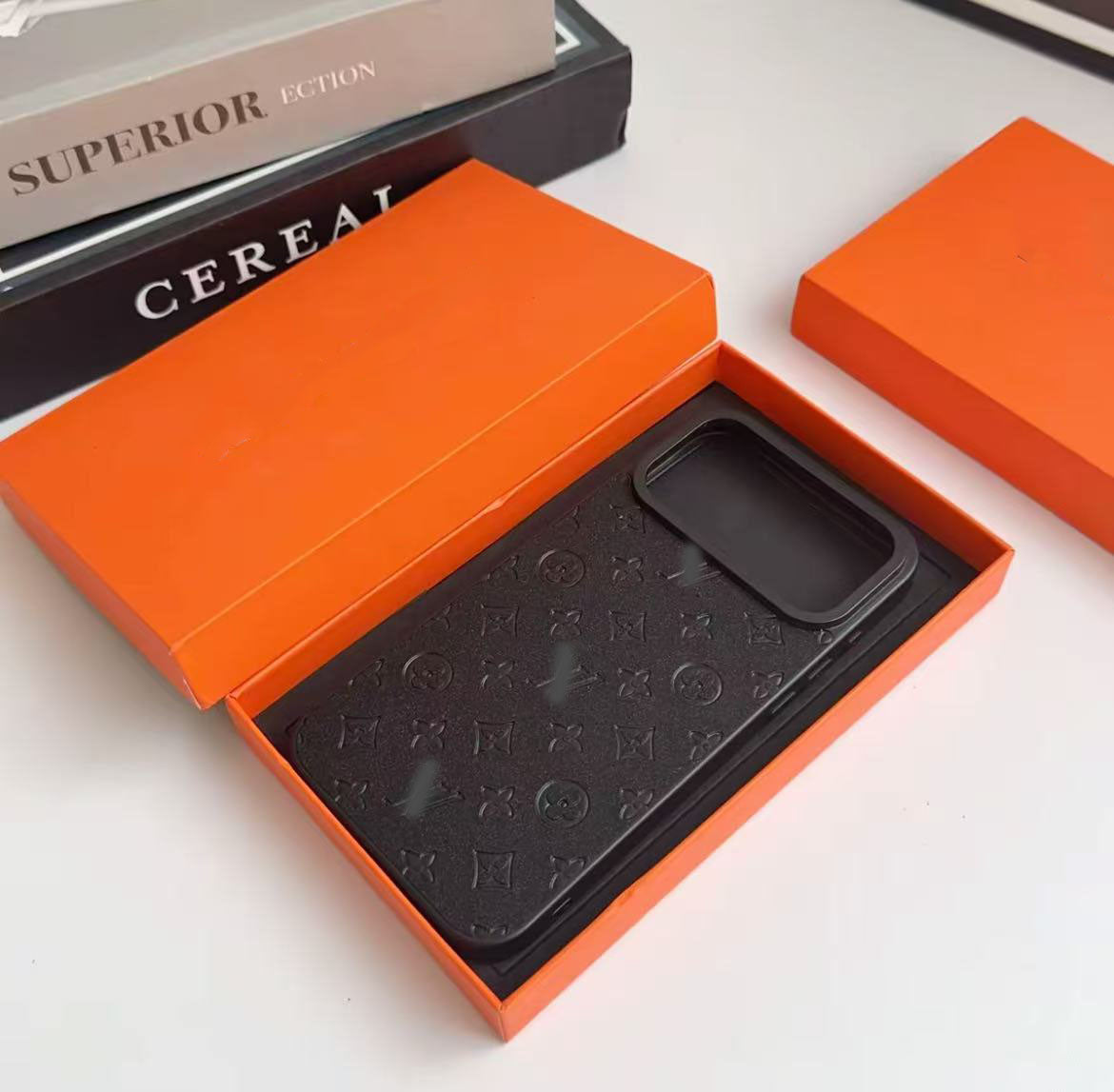 スマホケース  高級感レザー製  ダブルV  耐衝撃・防振性能に優れ、高級感あふれるスマホケースで、iPhone13~17 に対応