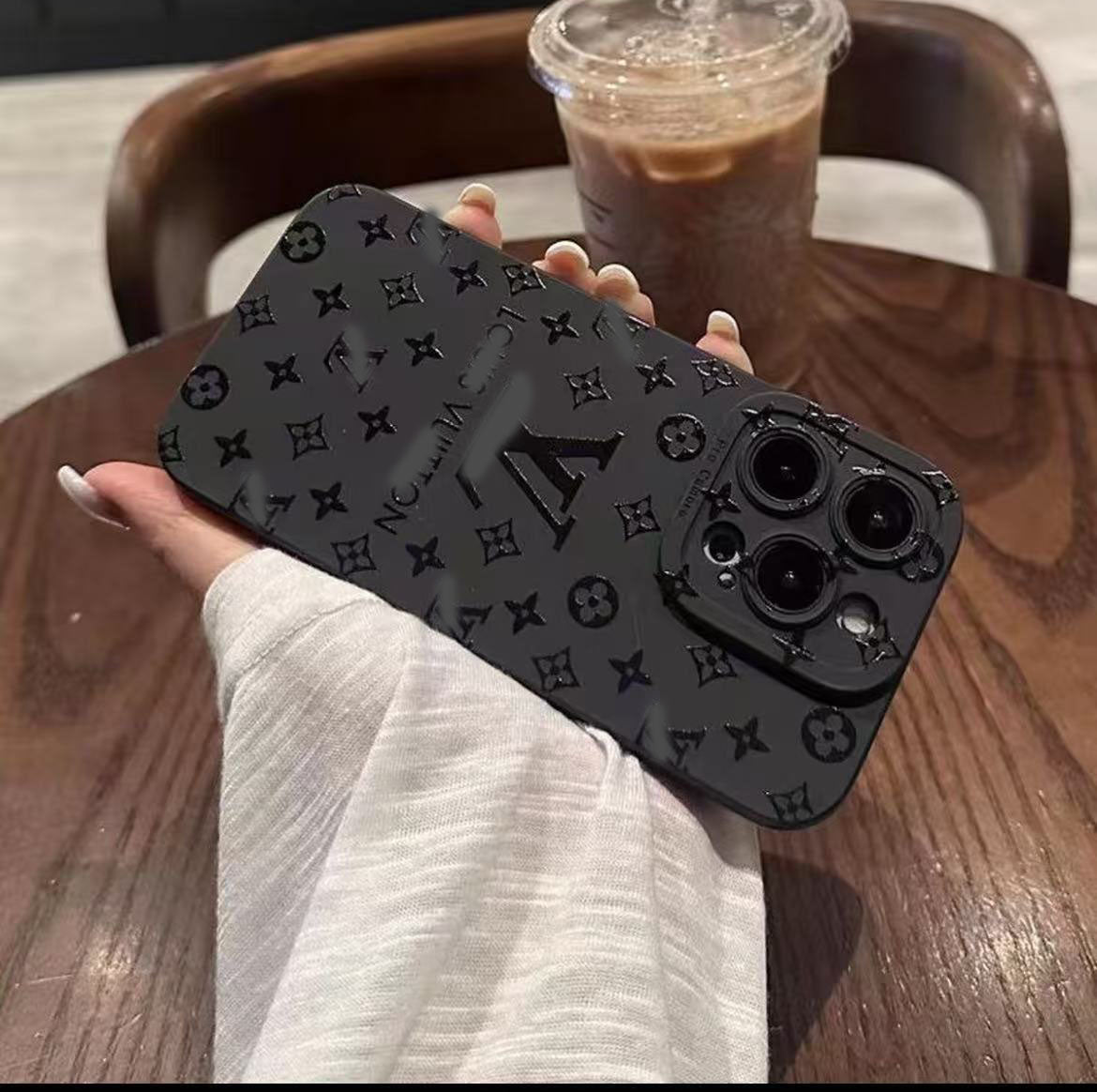 スマホケース  ダブルV 10色   耐衝撃・防振性能に優れ、高級感あふれるスマホケースで、iPhone11~17 に対応