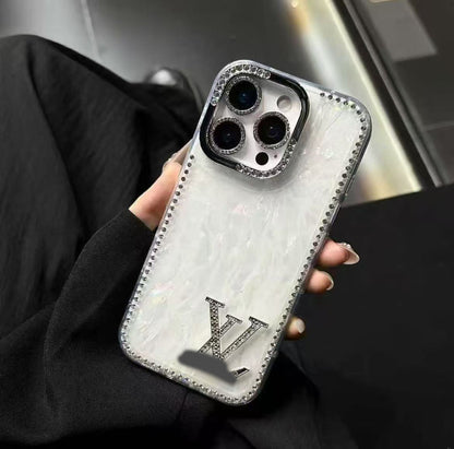 スマホケース  高級感貝殻グリッター  ダブルV&miu&Di**  耐衝撃・防振性能に優れ、高級感あふれるスマホケースで、iPhone13~16 に対応