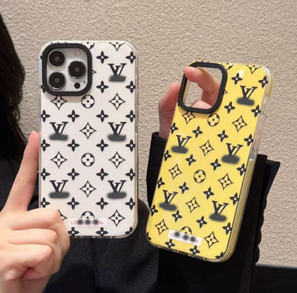 スマホケース  高級感画面いっぱいのアルファベット  ダブルV  耐衝撃・防振性能に優れ、高級感あふれるスマホケースで、iPhone13~16 に対応