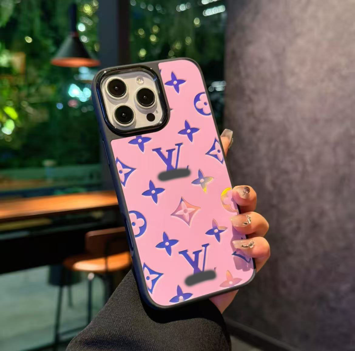 スマホケース  高級感レーザー光沢  ダブルV  耐衝撃・防振性能に優れ、高級感あふれるスマホケースで、iPhone14~16 に対応