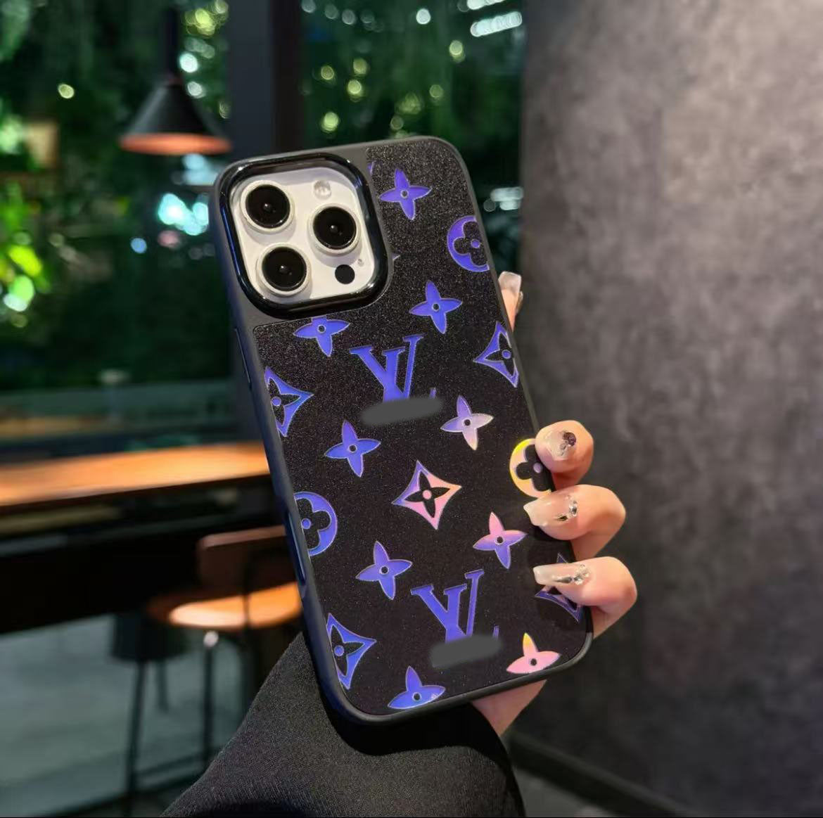 スマホケース  高級感レーザー光沢  ダブルV  耐衝撃・防振性能に優れ、高級感あふれるスマホケースで、iPhone14~16 に対応