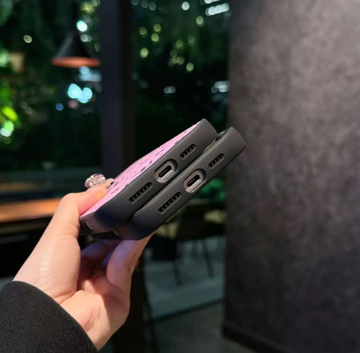 スマホケース  高級感レーザー光沢  ダブルV  耐衝撃・防振性能に優れ、高級感あふれるスマホケースで、iPhone14~16 に対応