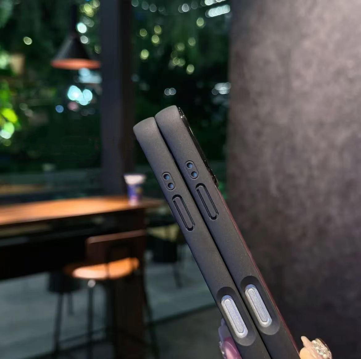 スマホケース  高級感レーザー光沢  ダブルV  耐衝撃・防振性能に優れ、高級感あふれるスマホケースで、iPhone14~16 に対応