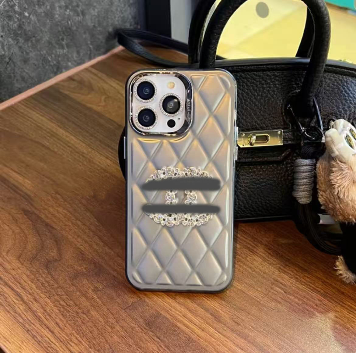 スマホケース  高級感菱格柄  ダブルC  耐衝撃・防振性能に優れ、高級感あふれるスマホケースで、iPhone12~16 に対応