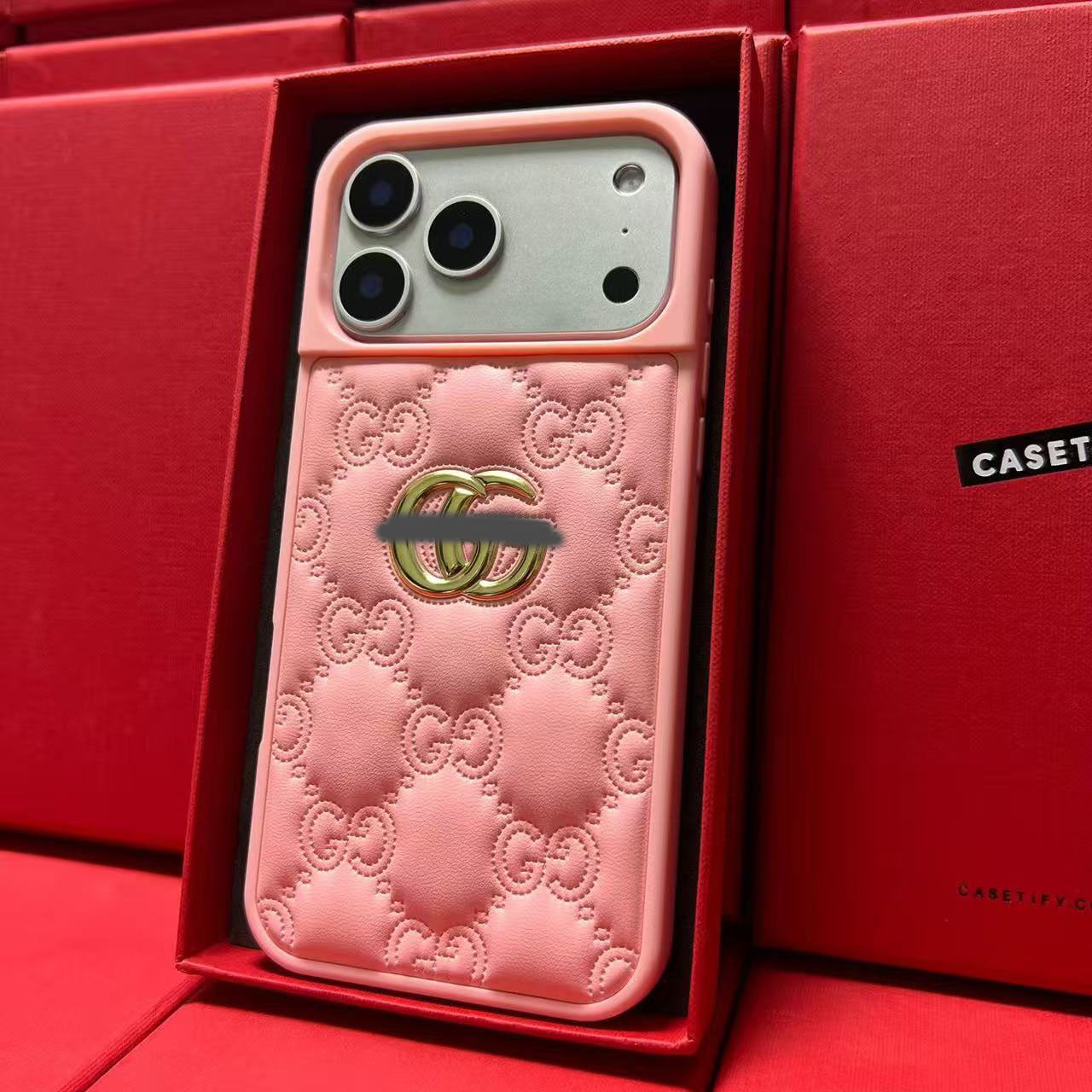 スマホケース  高級感レザーエンボス  ダブルG  耐衝撃・防振性能に優れ、高級感あふれるスマホケースで、iPhone13~17 に対応