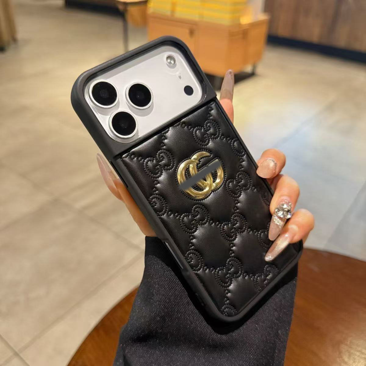 スマホケース  高級感レザーエンボス  ダブルG  耐衝撃・防振性能に優れ、高級感あふれるスマホケースで、iPhone13~17 に対応