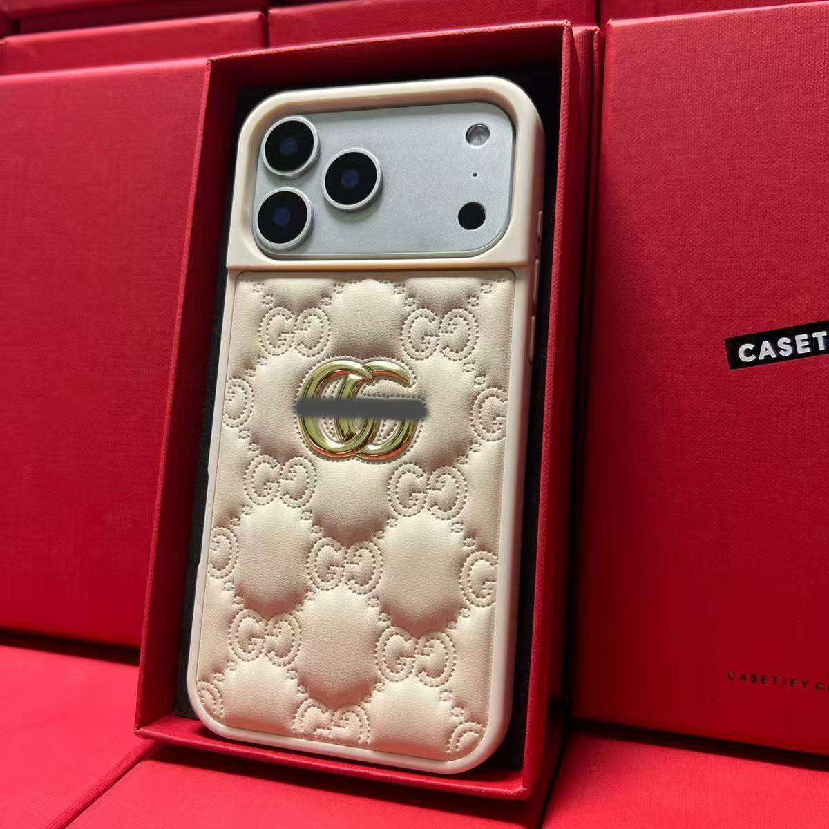 スマホケース  高級感レザーエンボス  ダブルG  耐衝撃・防振性能に優れ、高級感あふれるスマホケースで、iPhone13~17 に対応