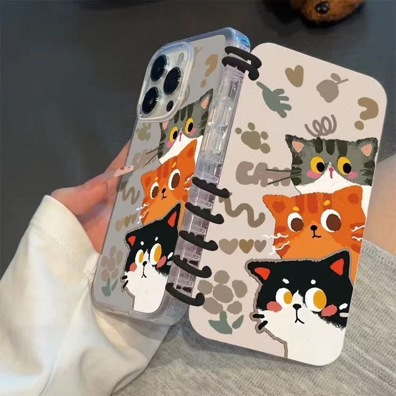 本型スマホケース 三匹の猫が愛らしく重なり合うテーマ 手帳型スマホケース  キャラクターの柔らかい 折りたたみ式 ノート型 スマホケース  iPhone に対応