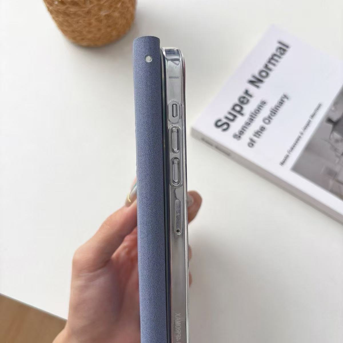 本型スマホケース 定番キャラクター「クレヨンしんちゃん」テーマ 手帳型スマホケース  キャラクターの柔らかい 折りたたみ式 ノート型 スマホケース  iPhone に対応