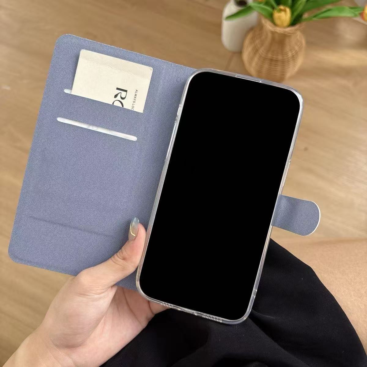 本型スマホケース 定番キャラクター「クレヨンしんちゃん」テーマ 手帳型スマホケース  キャラクターの柔らかい 折りたたみ式 ノート型 スマホケース  iPhone に対応