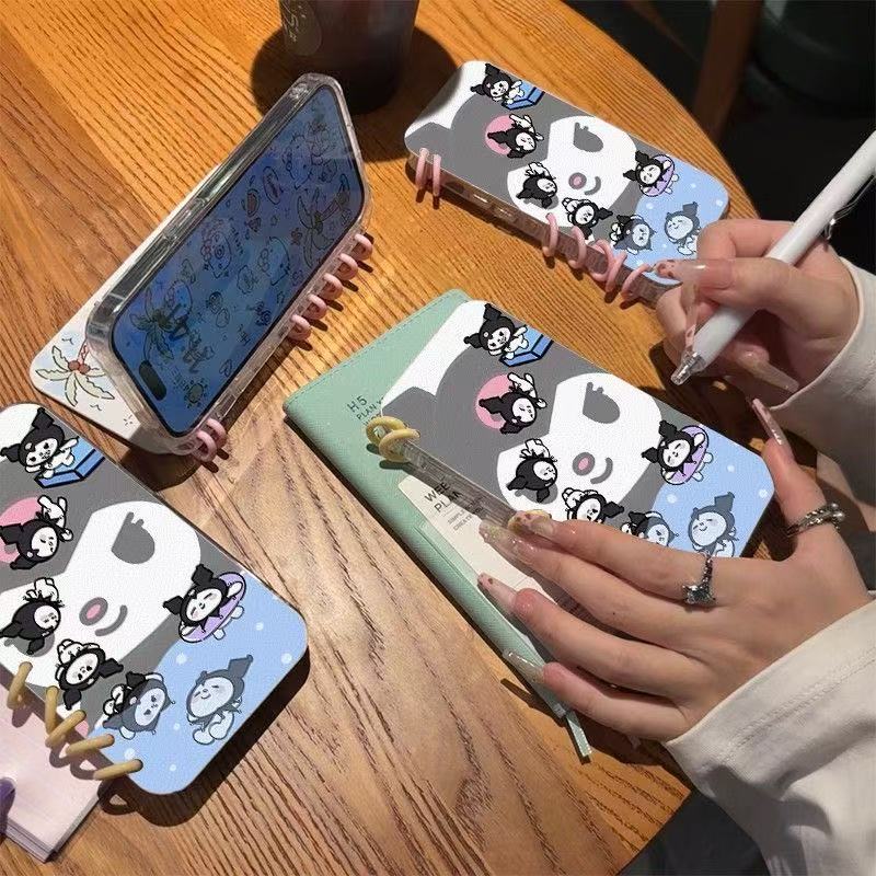 本型スマホケース 「クロミー」が元気にジャンプする姿テーマ 手帳型スマホケース  キャラクターの柔らかい 折りたたみ式 ノート型 スマホケース  iPhone に対応