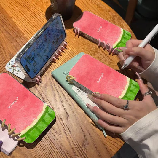 本型スマホケース  夏の爽やかさを感じさせる「スイカ」テーマ  手帳型スマホケース  キャラクターの柔らかい 折りたたみ式 ノート型 スマホケース  iPhone に対応