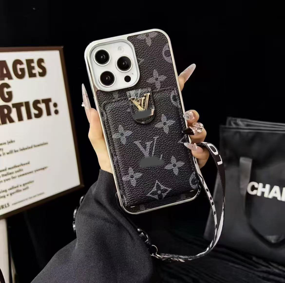 スマホケース  高級感カードホルダー付き  ダブルV  ストラップ付き  耐衝撃・防振性能に優れ、高級感あふれるスマホケースで、iPhone13~16 に対応