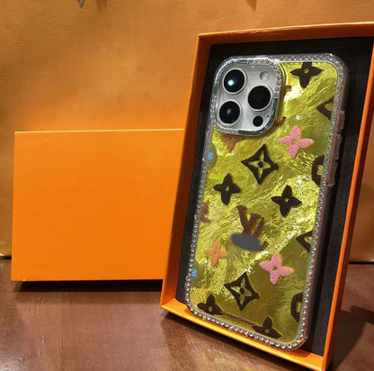 スマホケース  高級感レーザー光 ダブルV    耐衝撃・防振性能に優れ、高級感あふれるスマホケースで、iPhone13~16 に対応