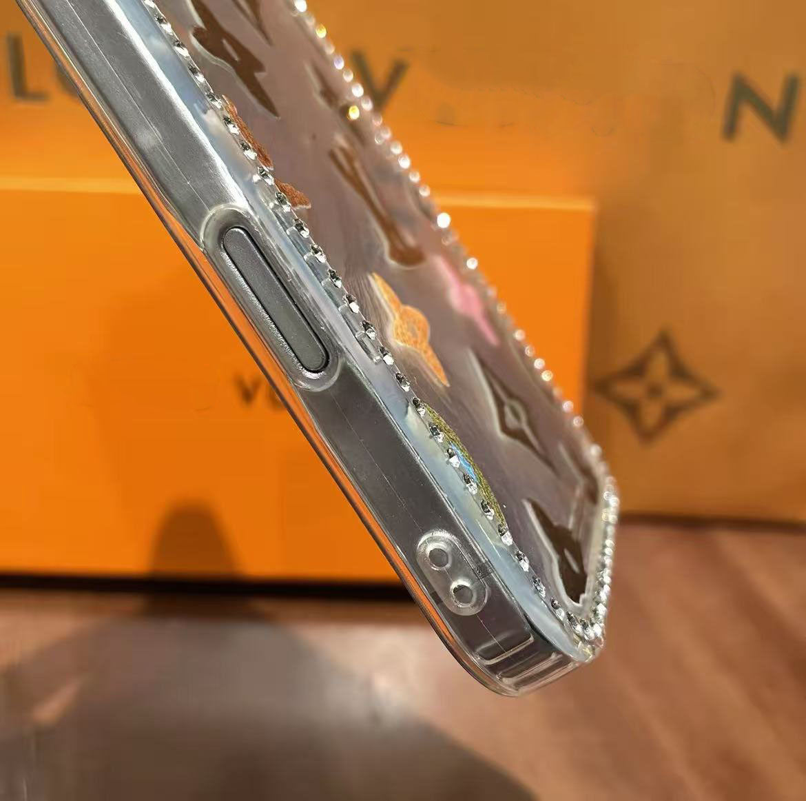 スマホケース  高級感レーザー光 ダブルV    耐衝撃・防振性能に優れ、高級感あふれるスマホケースで、iPhone13~16 に対応