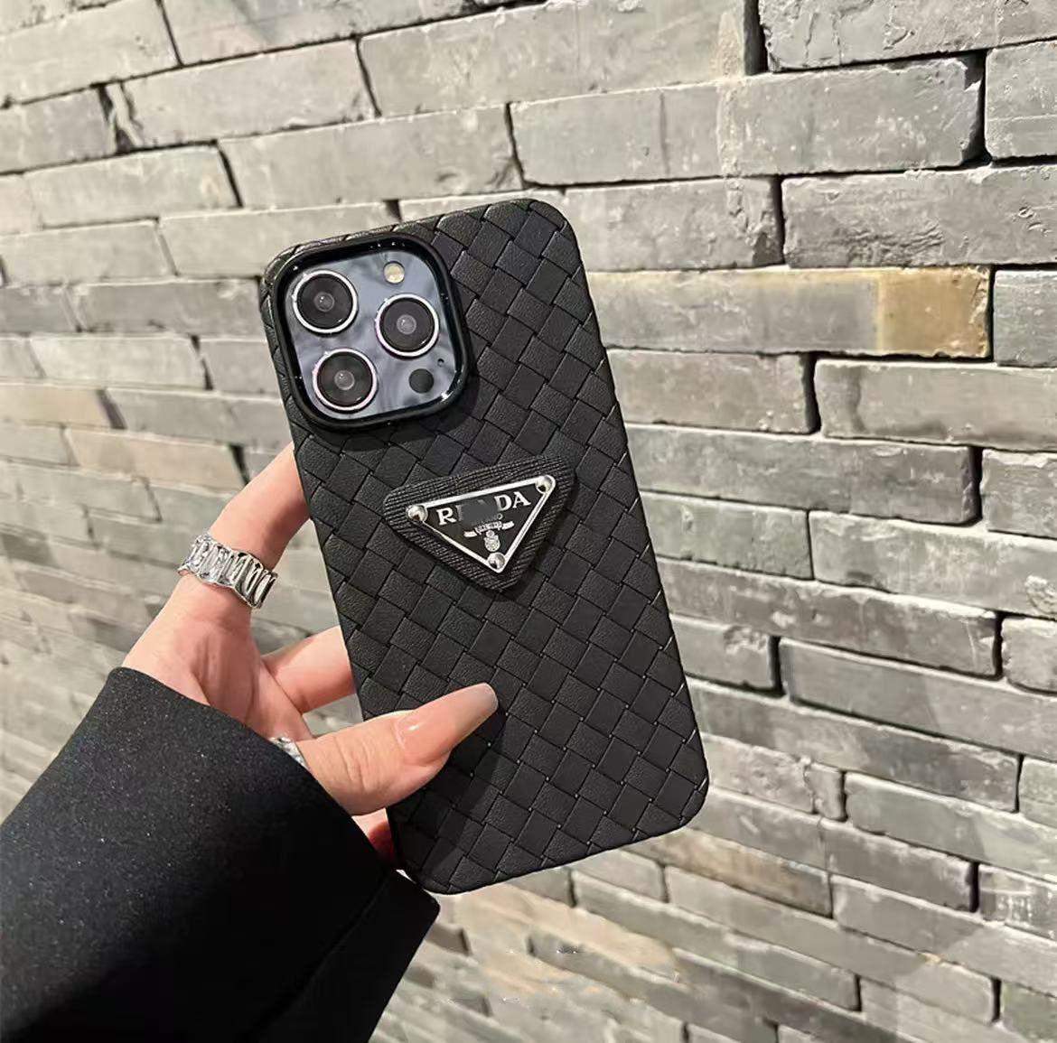 スマホケース  高級感編み柄  ダブルPRA**   耐衝撃・防振性能に優れ、高級感あふれるスマホケースで、iPhone12~17 に対応