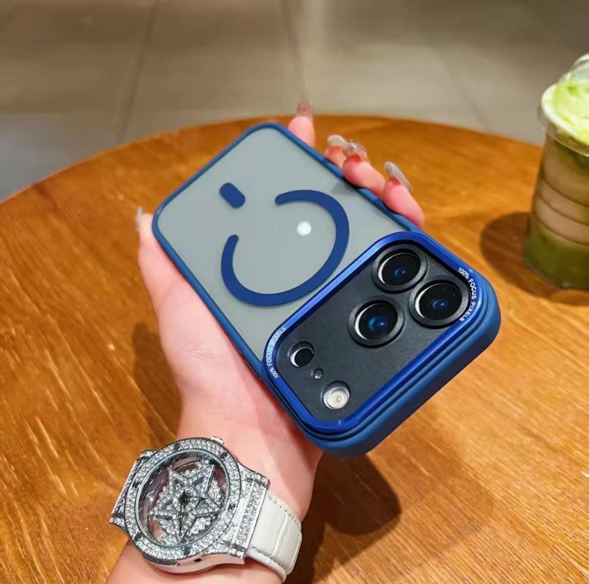 スマホケース  メタルレンズ マグネットスマホケース  耐衝撃・防振性能に優れ、高級感あふれるスマホケースで、iPhone 11~17 に対応