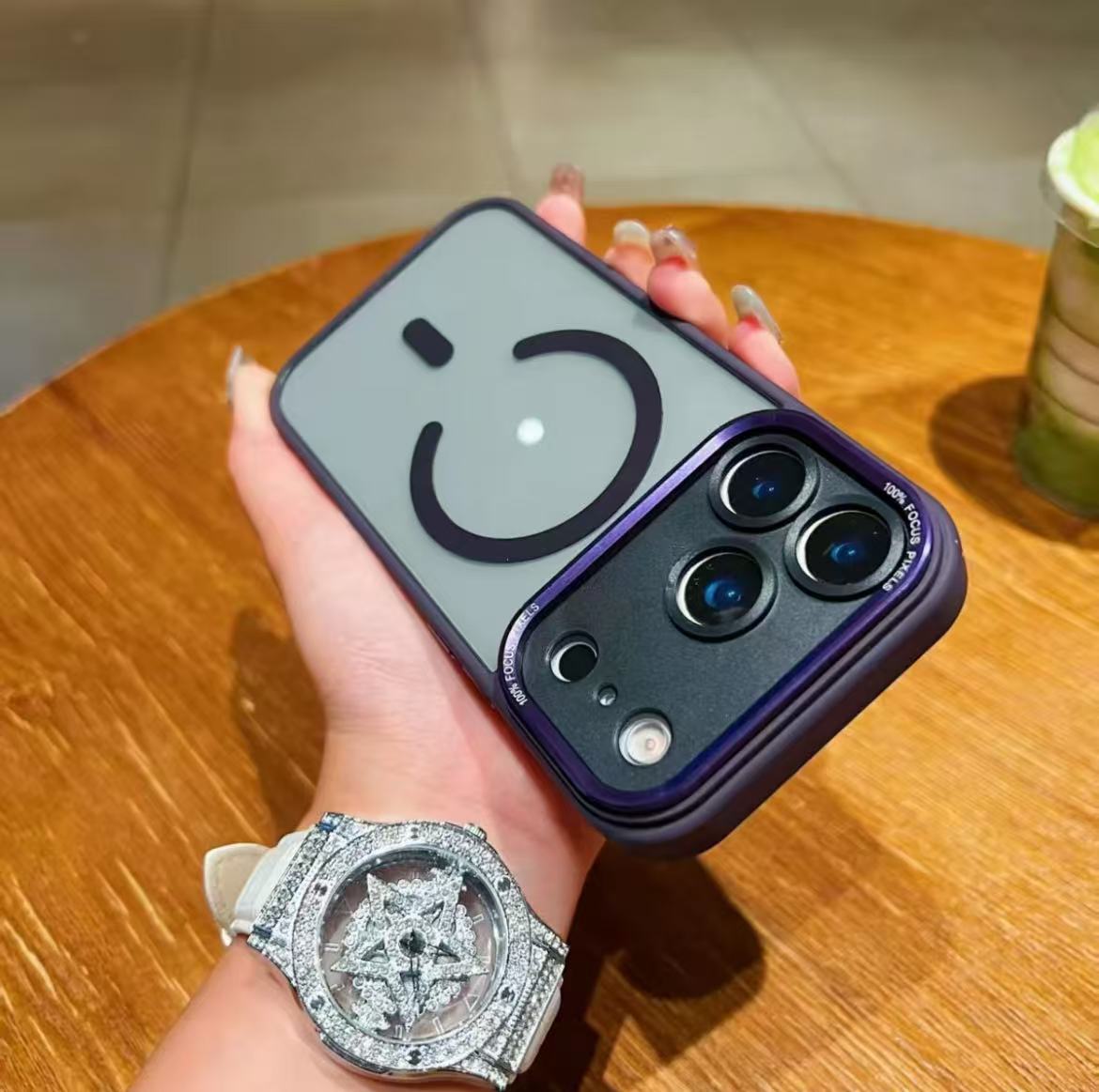 スマホケース  メタルレンズ マグネットスマホケース  耐衝撃・防振性能に優れ、高級感あふれるスマホケースで、iPhone 11~17 に対応