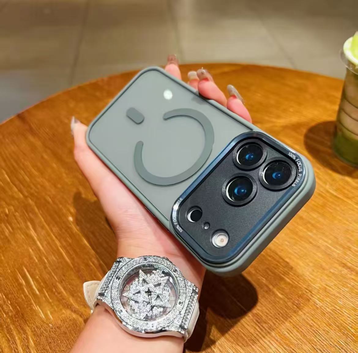 スマホケース  メタルレンズ マグネットスマホケース  耐衝撃・防振性能に優れ、高級感あふれるスマホケースで、iPhone 11~17 に対応