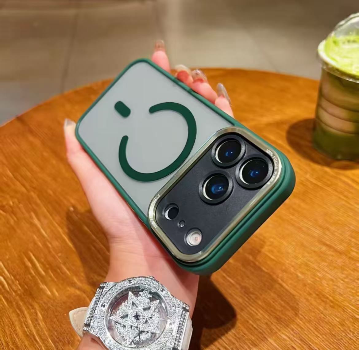 スマホケース  メタルレンズ マグネットスマホケース  耐衝撃・防振性能に優れ、高級感あふれるスマホケースで、iPhone 11~17 に対応