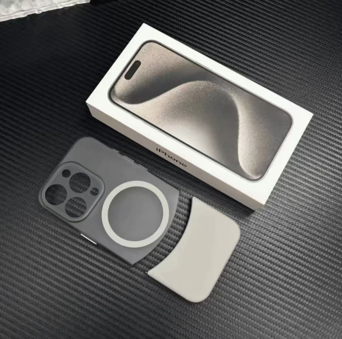 スマホケース  プリズムカット プレミアムマグネットスマホケース  耐衝撃・防振性能に優れ、高級感あふれるスマホケースで、iPhone 11~17 に対応