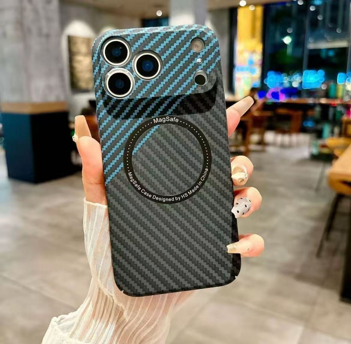 スマホケース  カーボンファイバー柄 プレミアムマグネットスマホケース  耐衝撃・防振性能に優れ、高級感あふれるスマホケースで、iPhone 11~17 に対応