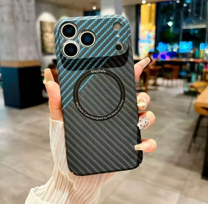 スマホケース  カーボンファイバー柄 プレミアムマグネットスマホケース  耐衝撃・防振性能に優れ、高級感あふれるスマホケースで、iPhone 11~17 に対応