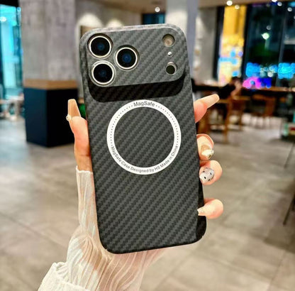 スマホケース  カーボンファイバー柄 プレミアムマグネットスマホケース  耐衝撃・防振性能に優れ、高級感あふれるスマホケースで、iPhone 11~17 に対応