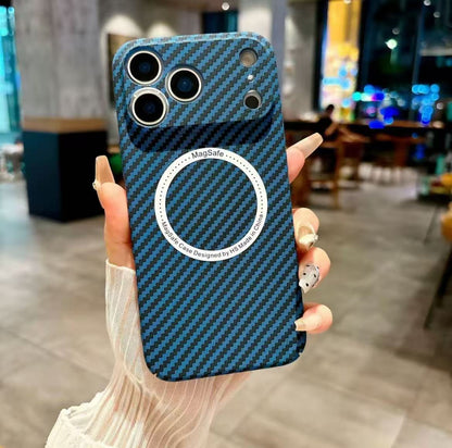スマホケース  カーボンファイバー柄 プレミアムマグネットスマホケース  耐衝撃・防振性能に優れ、高級感あふれるスマホケースで、iPhone 11~17 に対応