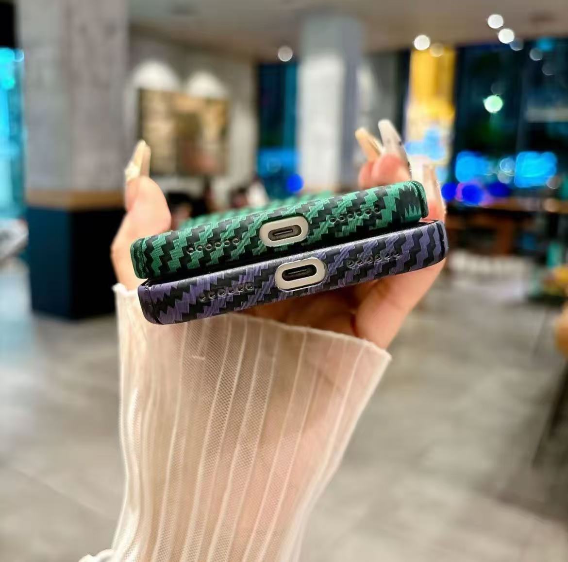 スマホケース  カーボンファイバー柄 プレミアムマグネットスマホケース  耐衝撃・防振性能に優れ、高級感あふれるスマホケースで、iPhone 11~17 に対応