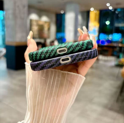 スマホケース  カーボンファイバー柄 プレミアムマグネットスマホケース  耐衝撃・防振性能に優れ、高級感あふれるスマホケースで、iPhone 11~17 に対応