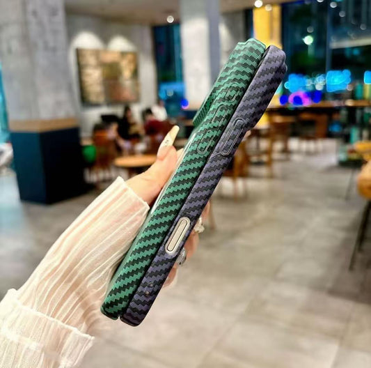 スマホケース  カーボンファイバー柄 プレミアムマグネットスマホケース  耐衝撃・防振性能に優れ、高級感あふれるスマホケースで、iPhone 11~17 に対応