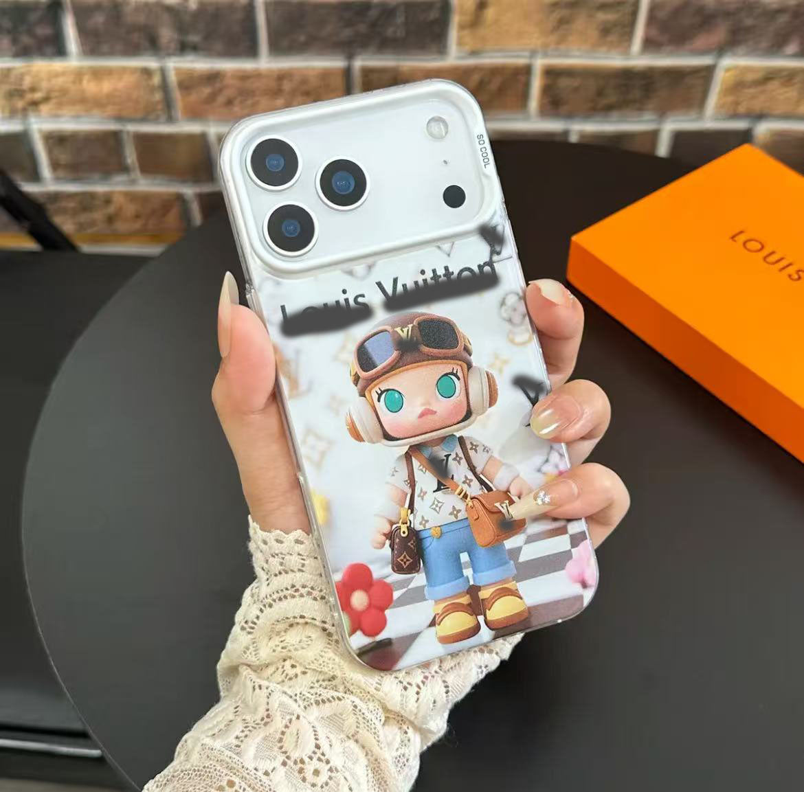 スマホケース  高級感カップルケース  ダブルV  耐衝撃・防振性能に優れ、高級感あふれるスマホケースで、iPhone12~17 に対応