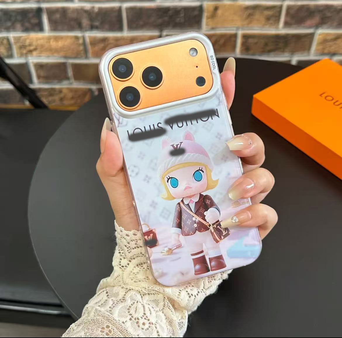 スマホケース  高級感カップルケース  ダブルV  耐衝撃・防振性能に優れ、高級感あふれるスマホケースで、iPhone12~17 に対応