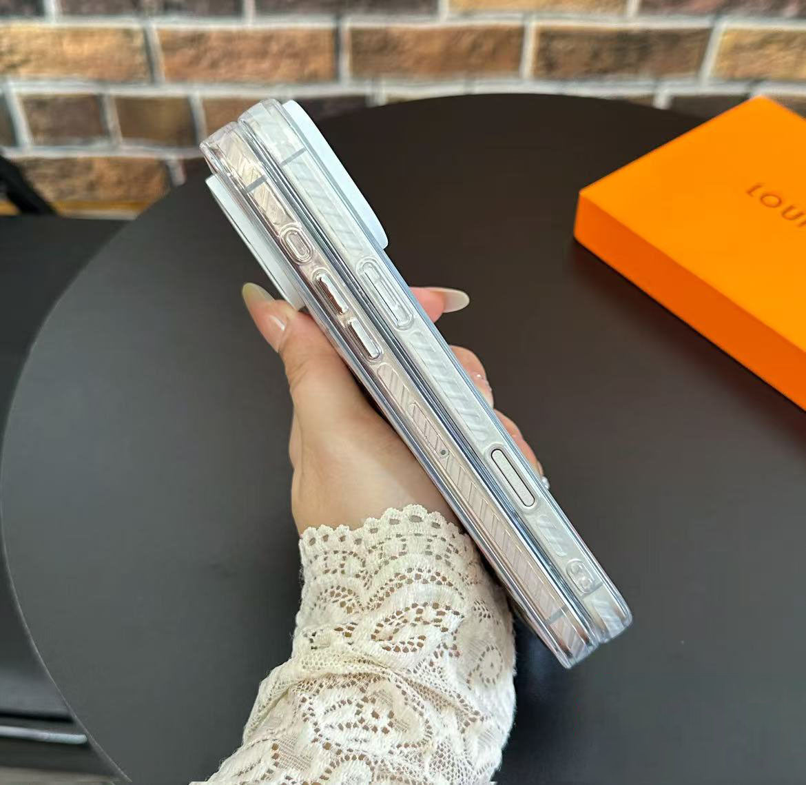 スマホケース  高級感カップルケース  ダブルV  耐衝撃・防振性能に優れ、高級感あふれるスマホケースで、iPhone12~17 に対応