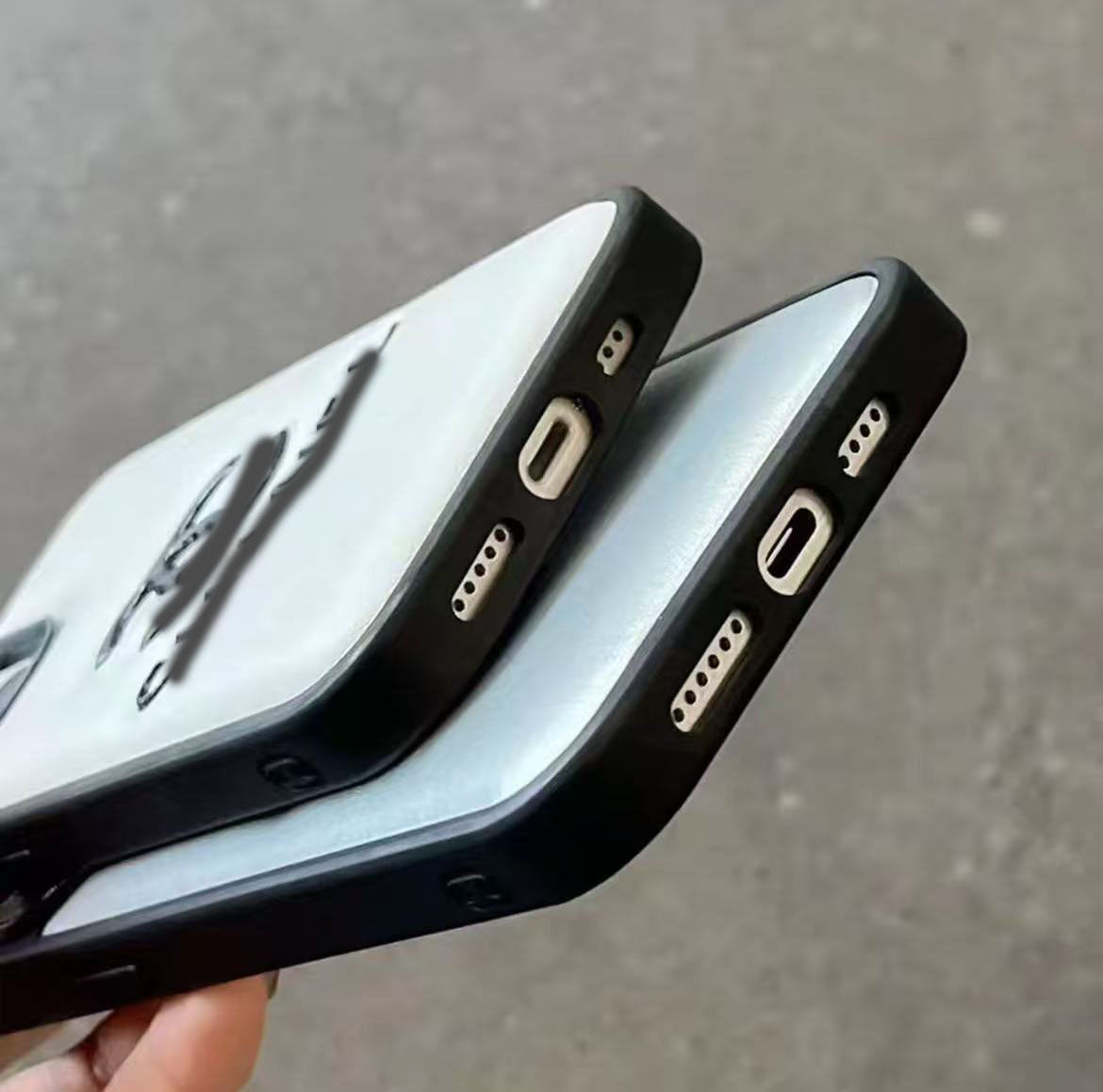 マホケース  高級感ダブルＣ 耐衝撃・防振性能に優れ、高級感あふれるスマホケースで、iPhone13~17 に対応