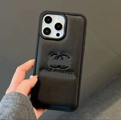 マホケース  高級感ダブルＣ 耐衝撃・防振性能に優れ、高級感あふれるスマホケースで、iPhone13~17 に対応