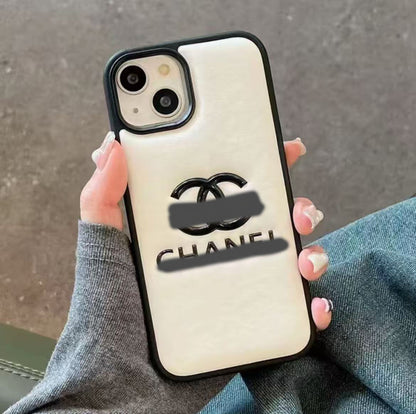 マホケース  高級感ダブルＣ 耐衝撃・防振性能に優れ、高級感あふれるスマホケースで、iPhone13~17 に対応