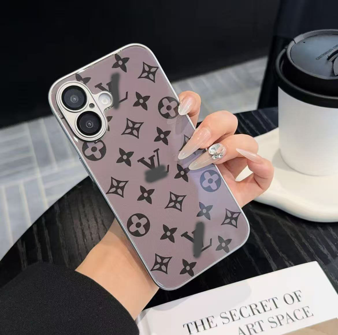 スマホケース  高級感強化ガラス製  ダブルV  耐衝撃・防振性能に優れ、高級感あふれるスマホケースで、iPhone12~16 に対応