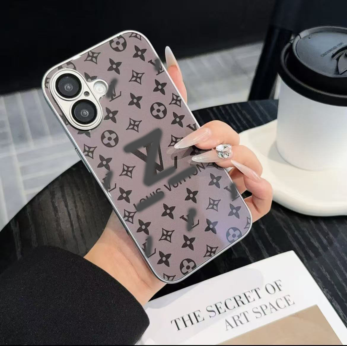 スマホケース  高級感強化ガラス製  ダブルV  耐衝撃・防振性能に優れ、高級感あふれるスマホケースで、iPhone12~16 に対応