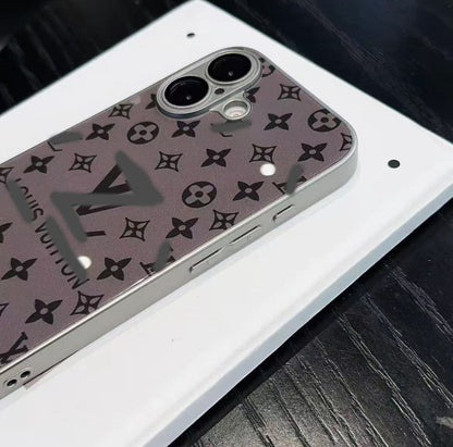 スマホケース  高級感強化ガラス製  ダブルV  耐衝撃・防振性能に優れ、高級感あふれるスマホケースで、iPhone12~16 に対応