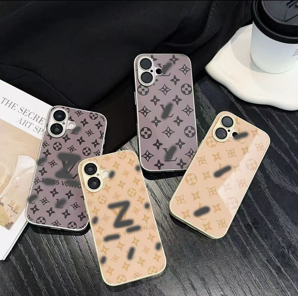 スマホケース  高級感強化ガラス製  ダブルV  耐衝撃・防振性能に優れ、高級感あふれるスマホケースで、iPhone12~16 に対応