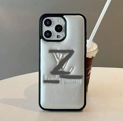 スマホケース  高級感プリーツ加工  ダブルV  耐衝撃・防振性能に優れ、高級感あふれるスマホケースで、iPhone13~17 に対応