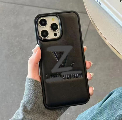 スマホケース  高級感プリーツ加工  ダブルV  耐衝撃・防振性能に優れ、高級感あふれるスマホケースで、iPhone13~17 に対応