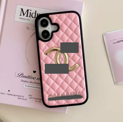 スマホケース  高級感菱柄デザイン  ダブルC  耐衝撃・防振性能に優れ、高級感あふれるスマホケースで、iPhone13~17 に対応