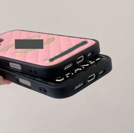 スマホケース  高級感菱柄デザイン  ダブルC  耐衝撃・防振性能に優れ、高級感あふれるスマホケースで、iPhone13~17 に対応